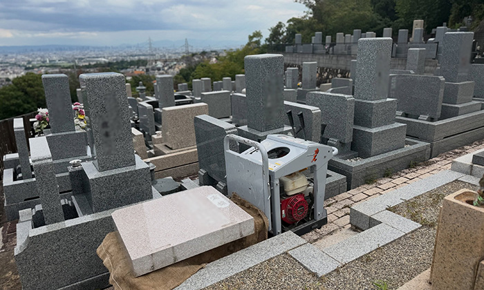 兵庫県 宝塚霊園で彫刻のために中国産墓石G663の霊標を持ち帰っている写真
