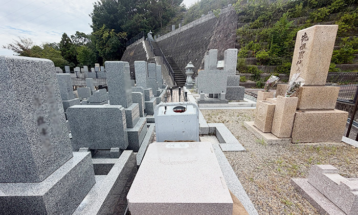 兵庫県 宝塚霊園で彫刻のために中国産墓石G663の霊標を持ち帰っている写真