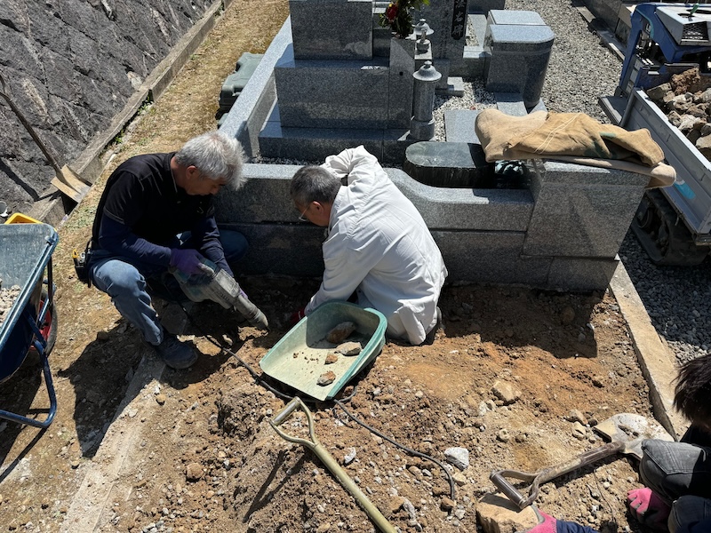 墓石の解体・撤去作業