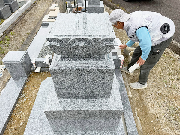 兵庫県宝塚市にて、天山石の墓石建立工事を行っている様子