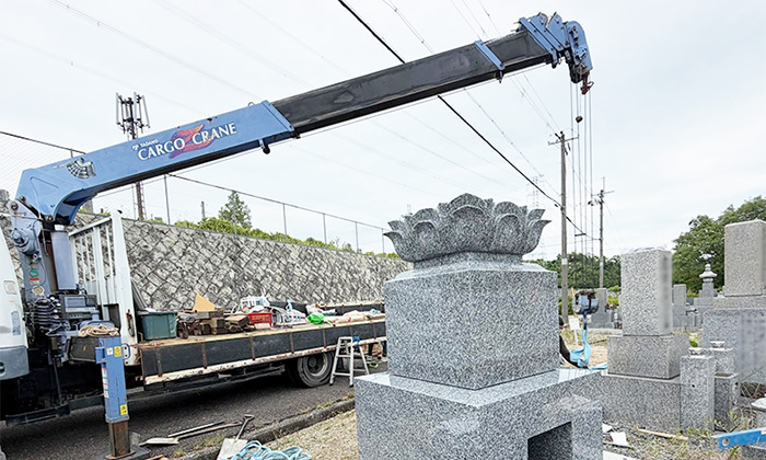 兵庫県宝塚市で天山石の墓石をユニック車を使い建立工事中の写真