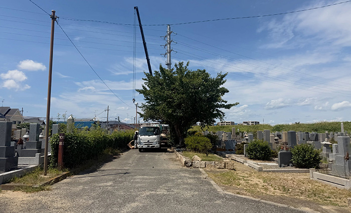 兵庫県尼崎市の弥生ケ丘墓園で、お墓の撤去工事をするためにユニック車を現場の横に駐車した写真