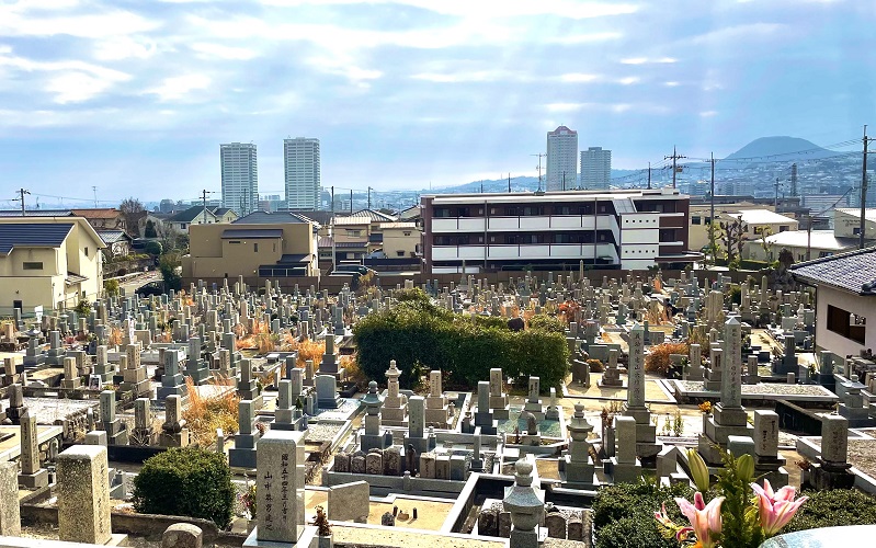 宝塚市の川面墓地風景